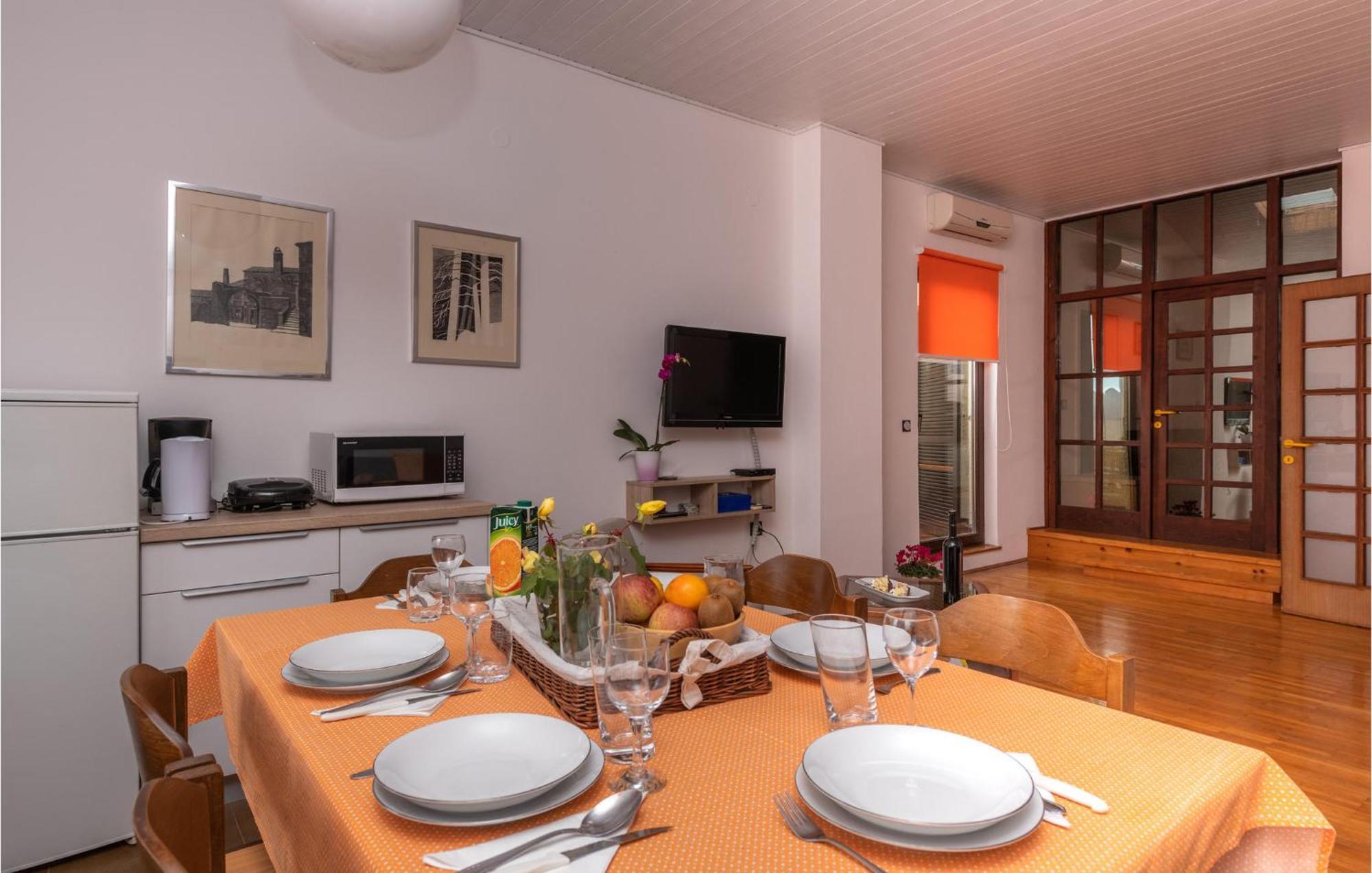 2 Bedroom Awesome Apartment In Barban Zimmer foto